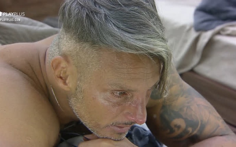 Juliano chora ao ver fotos dos filhos - A Fazenda 12