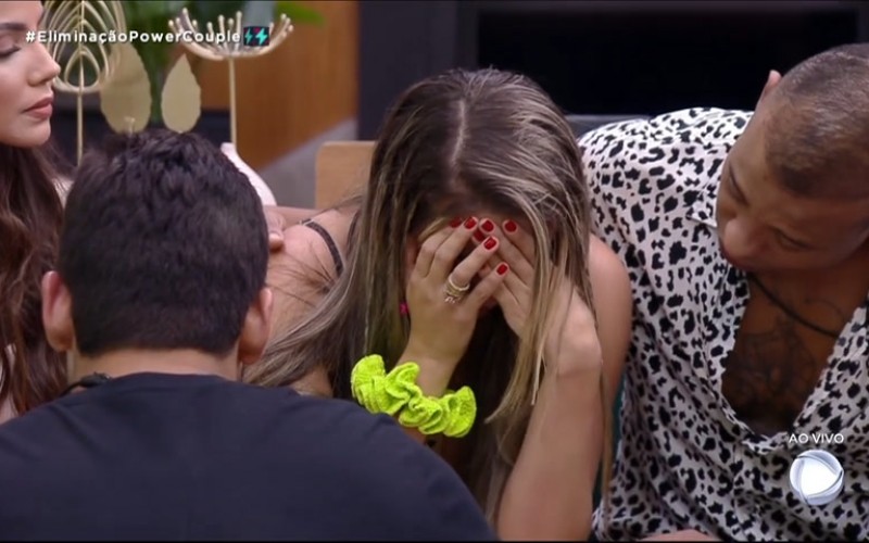 Karol se desespera e cai no choro após mais uma volta de Brenda e Matheus | Power Couple Brasil 6