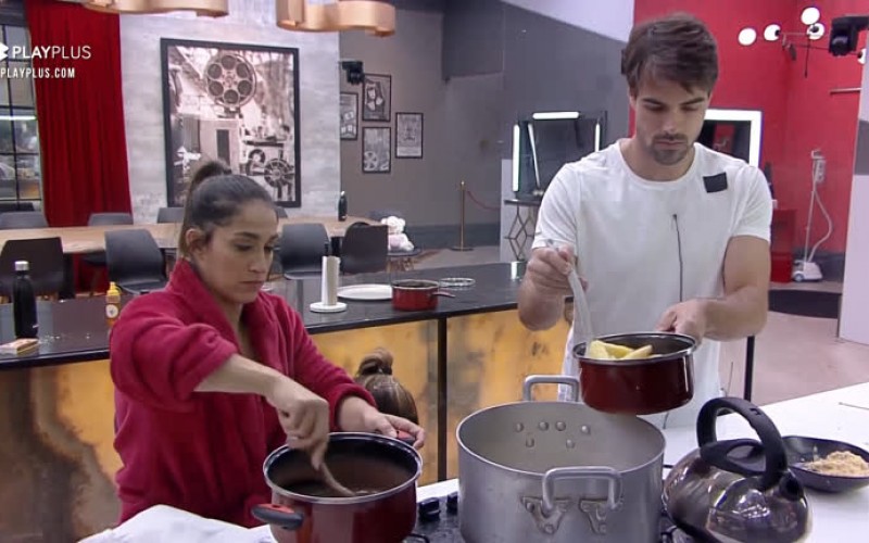 Leandro frita mandioca para o jantar - Power Couple Brasil 5