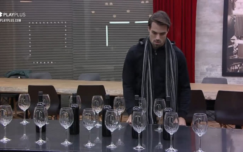 Leandro organiza taças e vinhos para brinde com casais - Power Couple Brasil 5