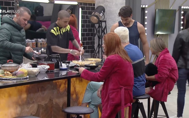 Leandro prepara fricassê de frango para o jantar - Power Couple Brasil 5