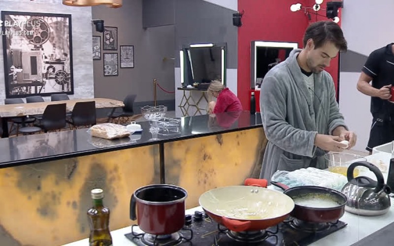 Leandro prepara ovos mexidos para os colegas de confinamento - Power Couple Brasil 5
