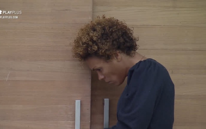 Lidi ouve conversa atrás da porta - A Fazenda 12