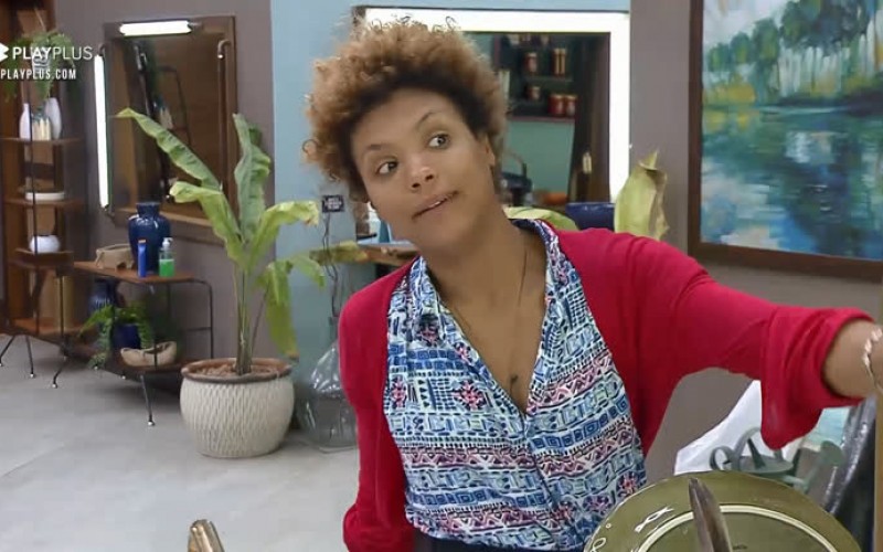 Lidi reclama da falta de organização na cozinha da sede - A Fazenda 12