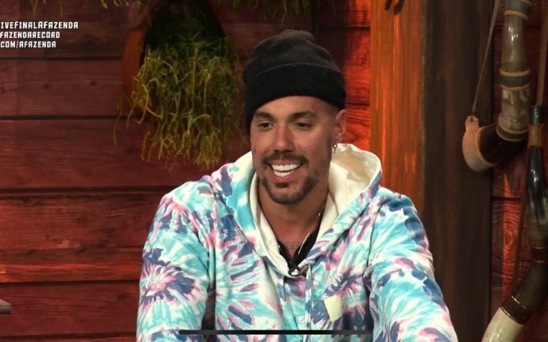 Lipe é surpreendido por Yá Burihan após pedido de casamento