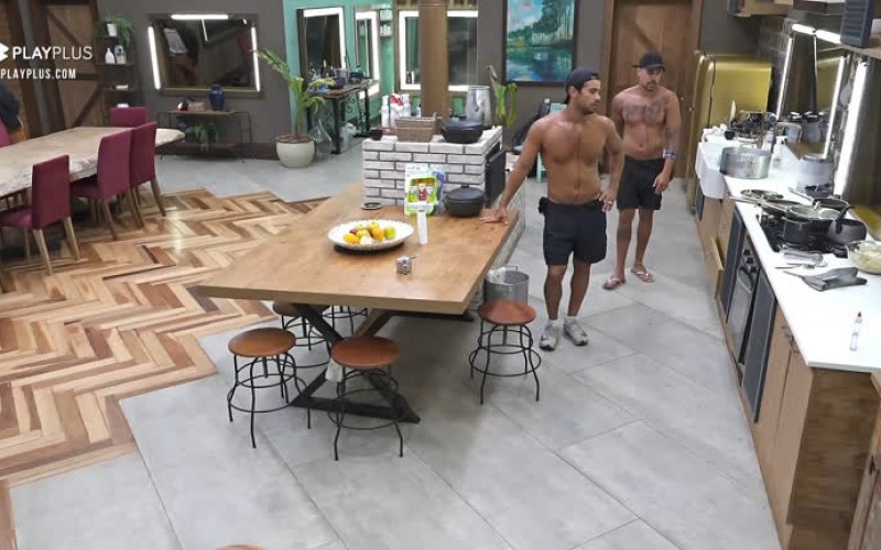 Lipe prepara tapioca salgada e Mariano come macarrão frio - A Fazenda 12