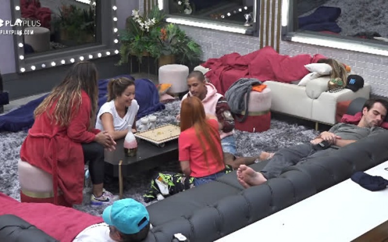 Márcia, Matheus, Mirela e Renata brincam com feijões e macarrões - Power Couple Brasil 5