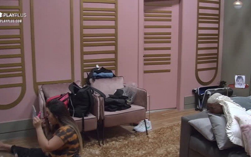 Mari capricha na maquiagem para a final e é observada por Matheus - Power Couple Brasil 5
