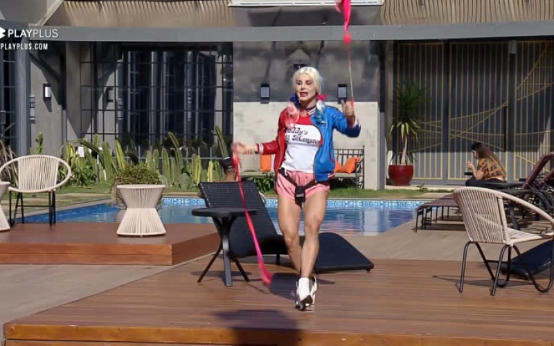 Mari e Matheus observam Deborah fantasiada de Alerquina e dão risada - Power Couple Brasil 5