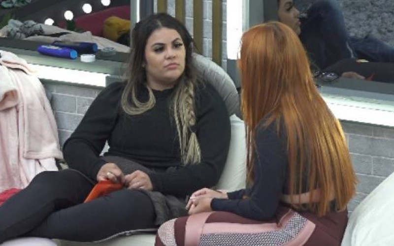 Mari e Mirela culpam Deborah por afastamento de MC Mirella