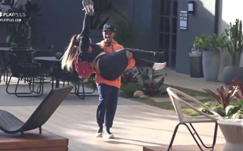 Mari se machuca em dinâmica e é carregada por Matheus - Power Couple Brasil 5