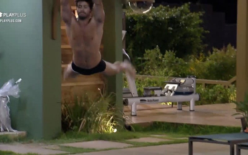 Mariano, Lipe, Jojo e Biel relaxam na piscina - A Fazenda 12