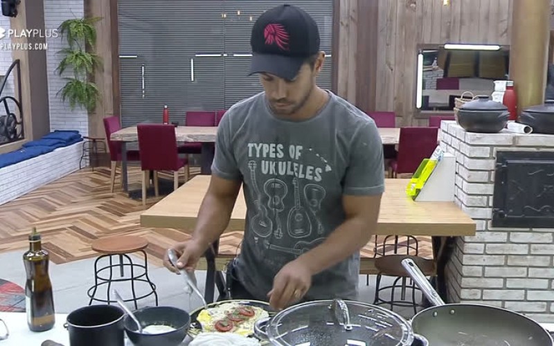 Mariano prepara tapioca para o jantar - A Fazenda 12