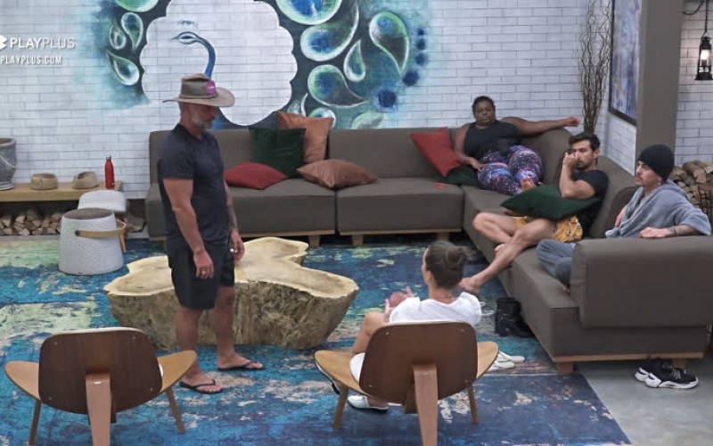 Mateus discute com peões como deverá ser a divisão de tarefas - A Fazenda 12