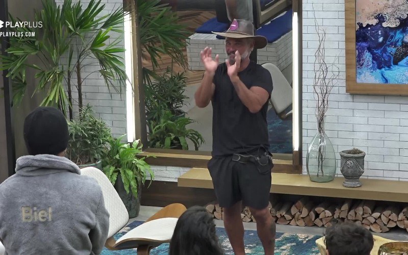 Mateus explica aos peões como foi a Prova do Fazendeiro - A Fazenda 12