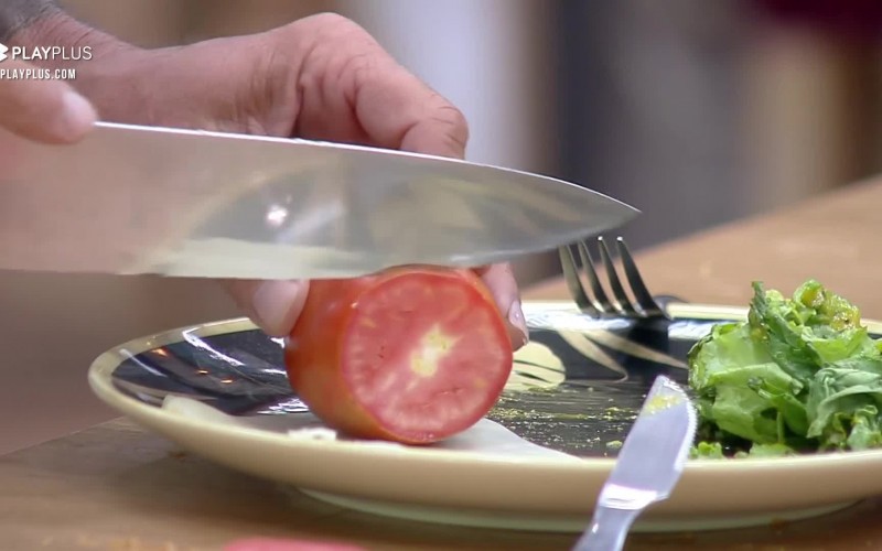 Mateus prepara salada para o jantar - A Fazenda 12