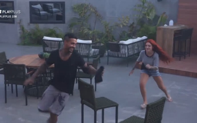 Matheus conta pra todo mundo que Brenda está com espinhas | Power Couple Brasil 6