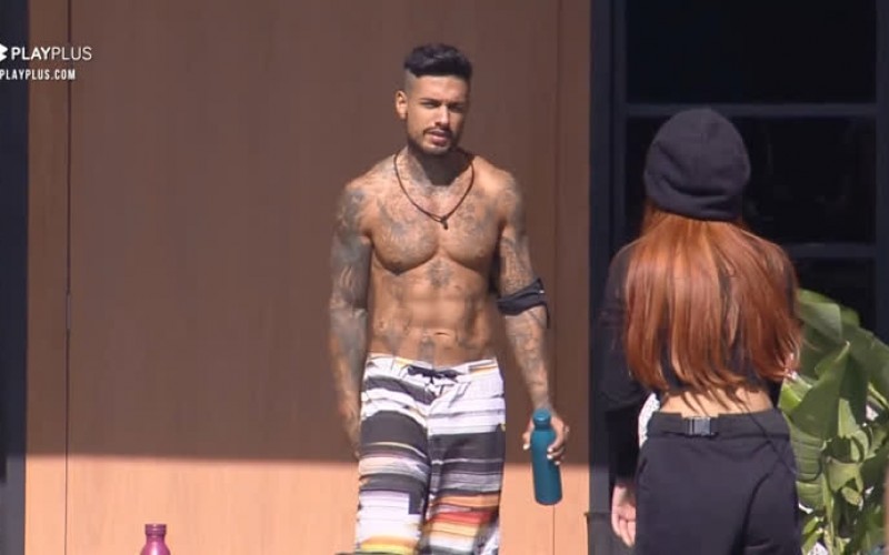 Matheus se incomoda com Brenda tomando Sol de roupa preta | Power Couple Brasil 6