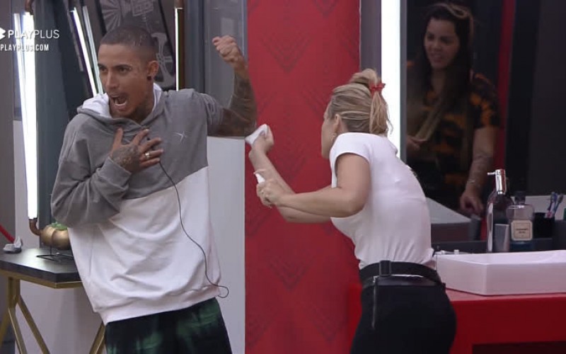 Matheus se machuca e Nina ajuda a cuidar do ferimento - Power Couple Brasil 5