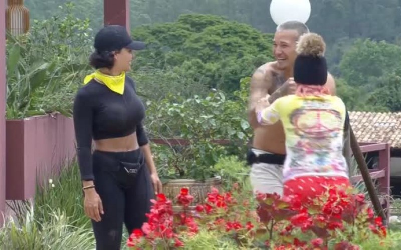 MC Gui brinca com Aline e Valentina - A Fazenda 13