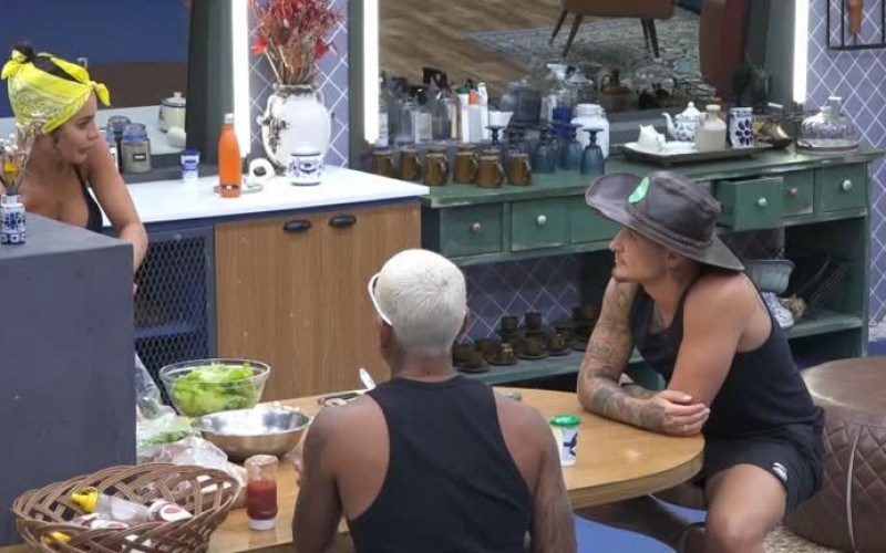 MC Gui conta sonambulismo de Aline na madrugada - A Fazenda 13
