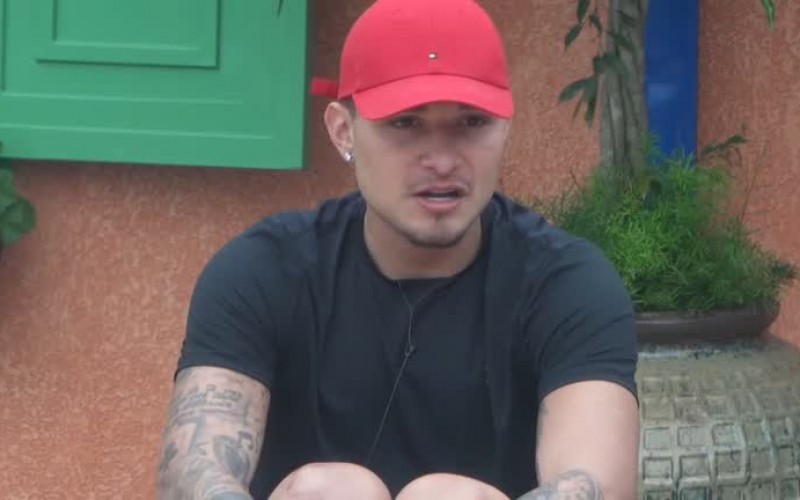 MC Gui critica postura de Bil como Fazendeiro: “Não acordou um dia para ajudar” – A Fazenda 13