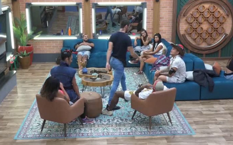 MC Gui e Rico brincam na sala e revelam se irão se "seguir" nas redes sociais - A Fazenda 13