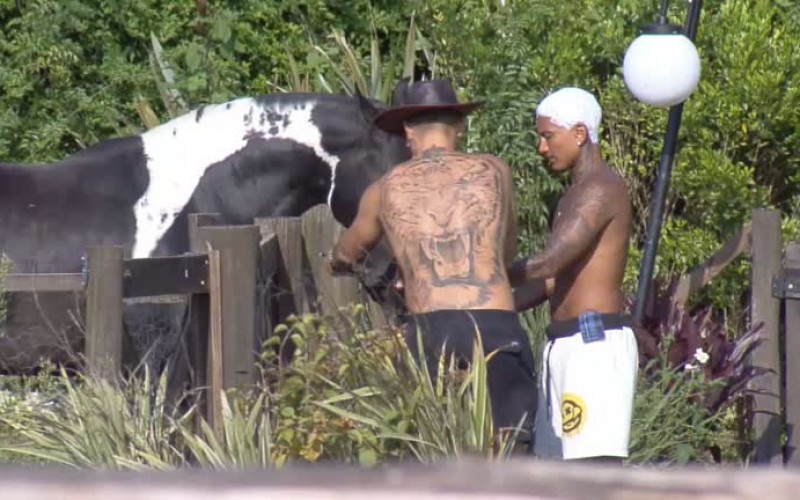 MC Gui ensina Dynho a cuidar do Colorado - A Fazenda 13