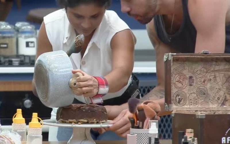 Mileide e Rico colocam cobertura no bolo feito por Marina - A Fazenda 13