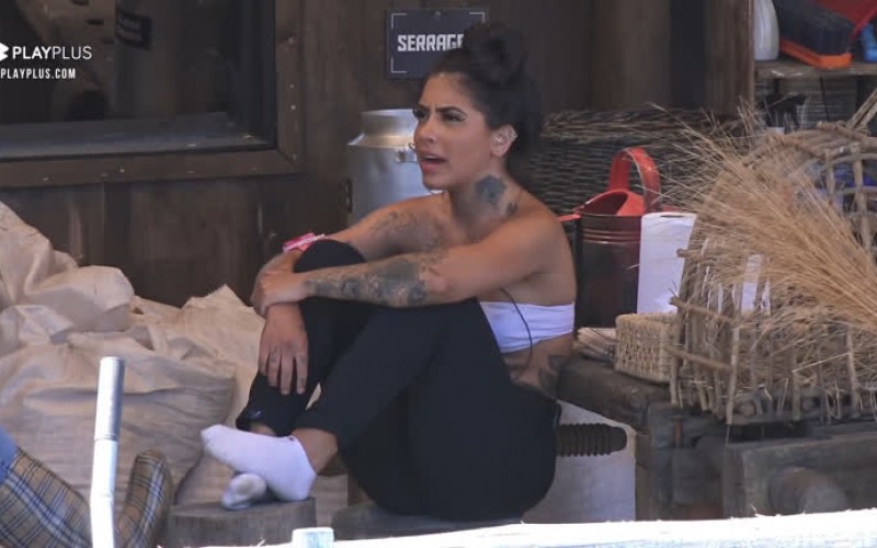 Mirella demonstra preocupação com a sua imagem fora do reality - A Fazenda 12