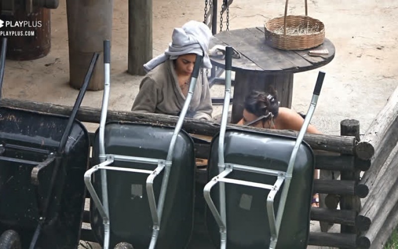 Mirella e Raissa unem suas habilidades para acender o fogão a lenha - A Fazenda 12