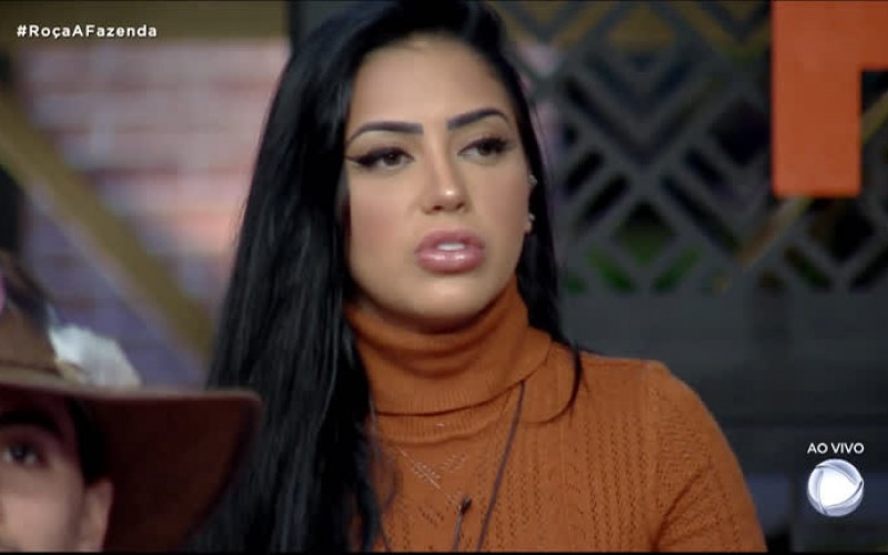 Mirella tira dúvida da votação e vota na Tays - A Fazenda 12