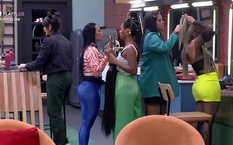 Mulheres finalizam maquiagem e penteados para festa | Power Couple Brasil 6