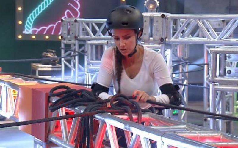 Mulheres precisam de agilidade e habilidade com cordas para salvar maridos