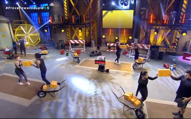 No último desafio, casais tinham que segurar juntos 16 tijolos | Power Couple Brasil 6