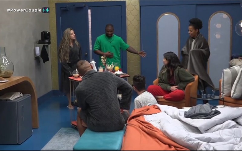 Novo ciclo é assunto entre os participantes na manhã após eliminação | Power Couple Brasil 6