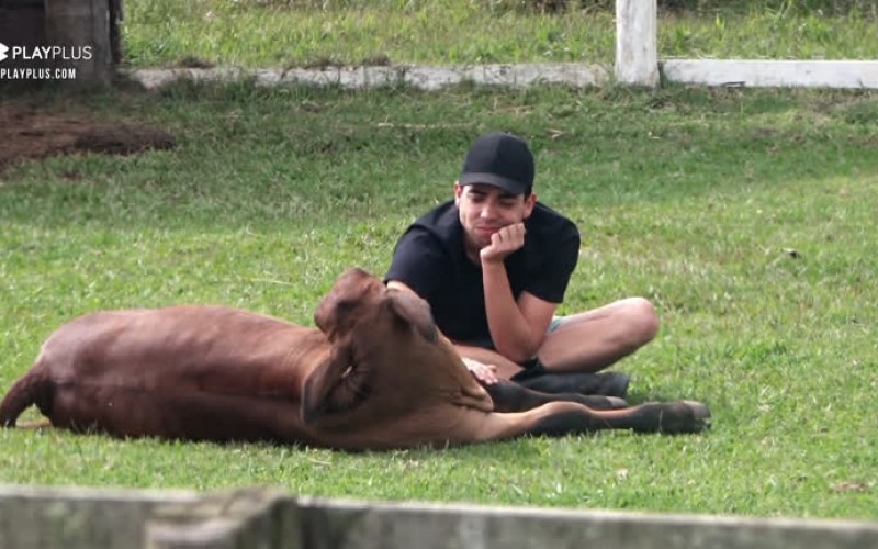 Para relaxar, Lucas desabafa com Priscilo - A Fazenda 12