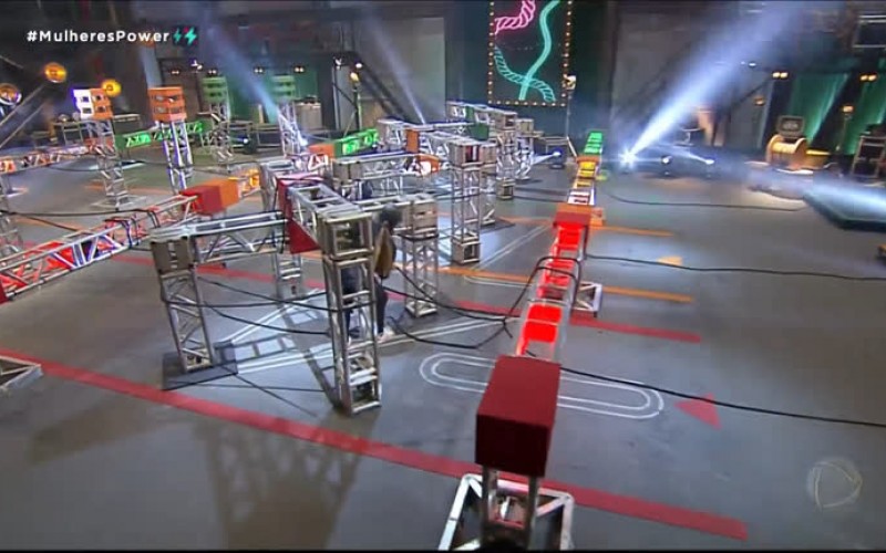 Participantes desenrolam corda para cumprir a Prova das Mulheres - Power Couple Brasil 5