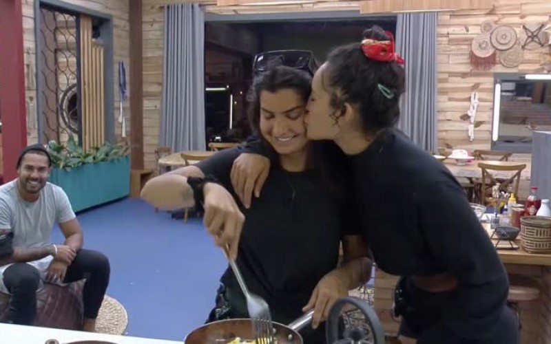 Peões brincam com distração de Marina: "Está no mundo da lua" - A Fazenda 13