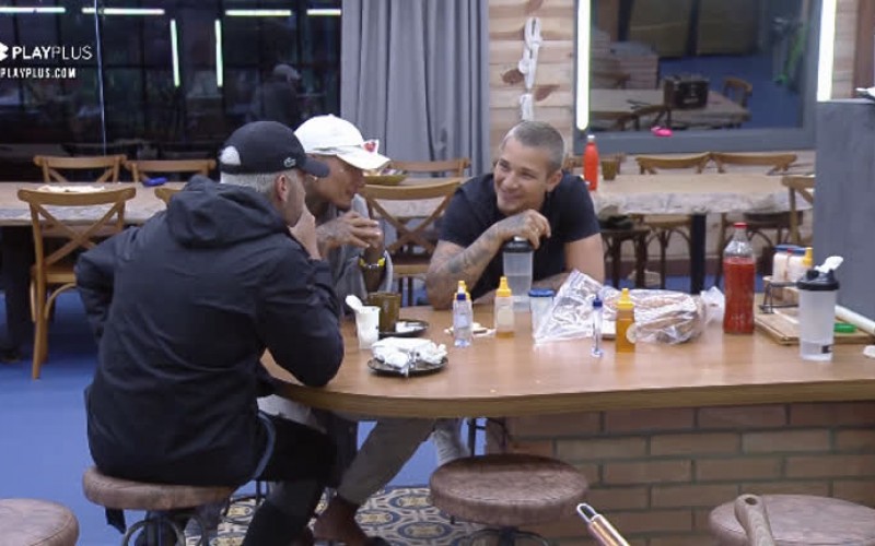 Peões brincam sobre vaidade de Tiago – A Fazenda 13