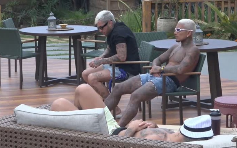 Peões conversam sobre a porcentagem dos eliminados – A Fazenda 13