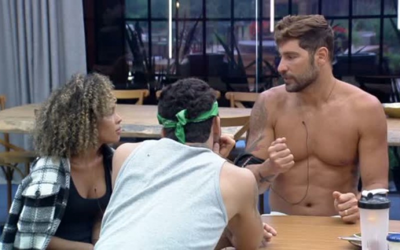 Peões conversam sobre quem é interessante dentro da sede - A Fazenda 13