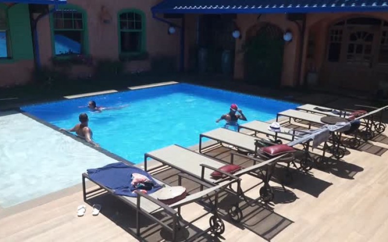Peões curtem a piscina e fazem suas apostas para a final – A Fazenda 13