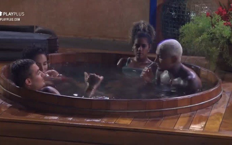 Peões curtem jacuzzi na madrugada - A Fazenda 13