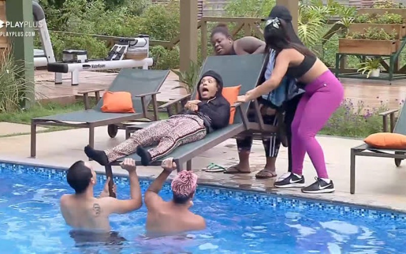 Peões fazem "meme do caixão" na piscina - A Fazenda 12