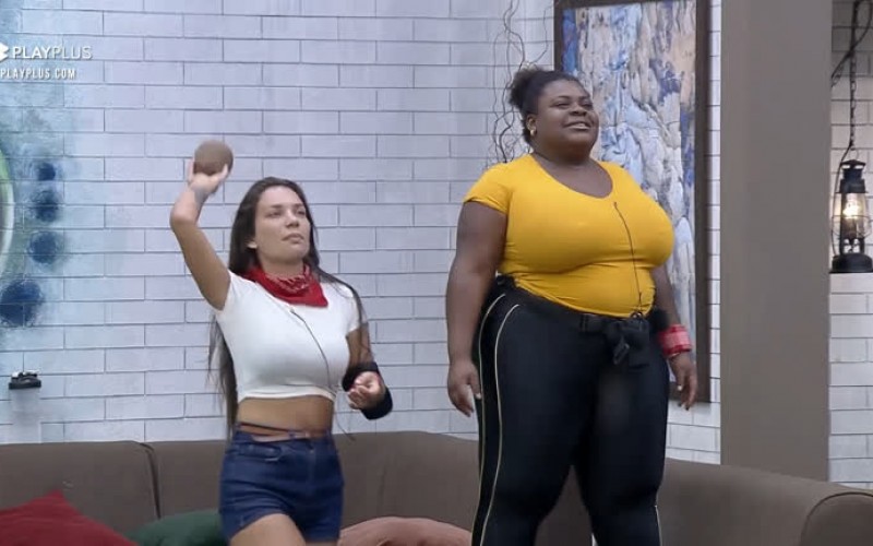 Peões praticam a mira improvisando "basquete" na sede - A Fazenda 12