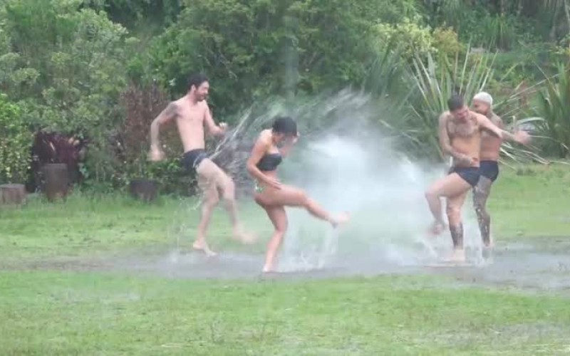 Peões tomam banho de chuva em meio a temporal - A Fazenda 13