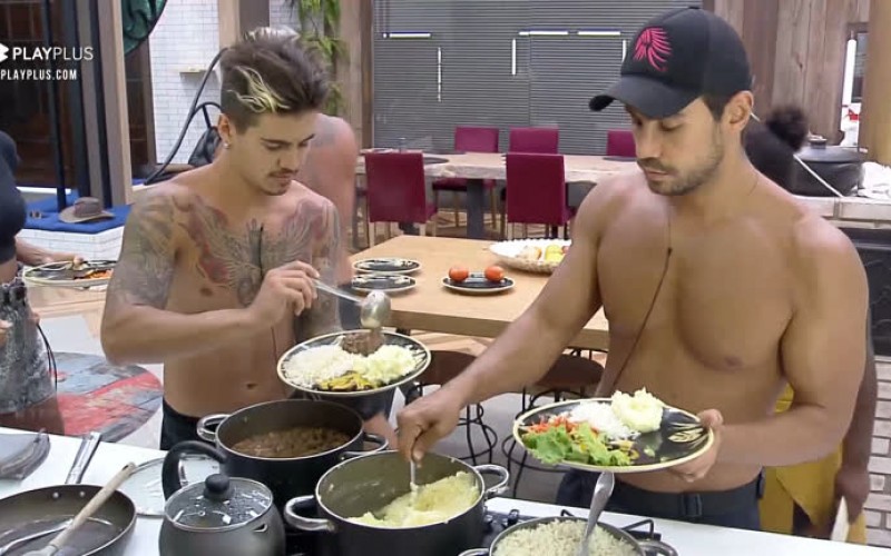Que delícia! Peões almoçam carne moída e purê - A Fazenda 12
