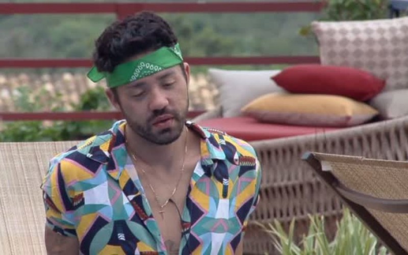 "Queria que alguém me amasse", desabafa Rico para Valentina - A Fazenda 13