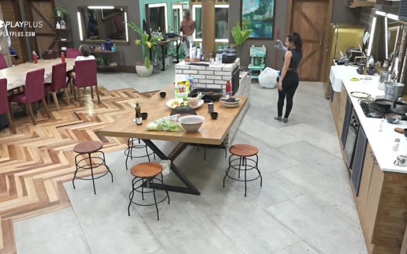 Raissa brinca com Stéfani enquanto prepara crepioca - A Fazenda 12